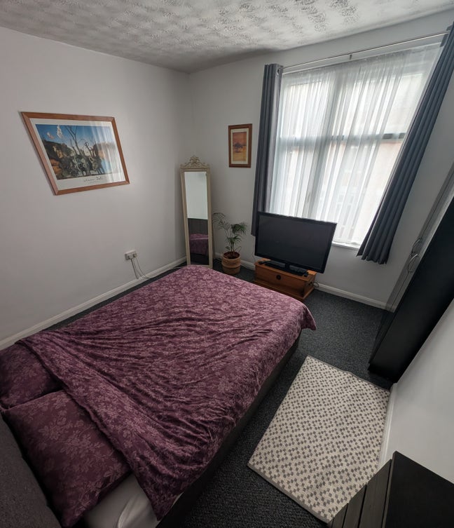 A large furnished room in a Victorian terrace  Main Photo