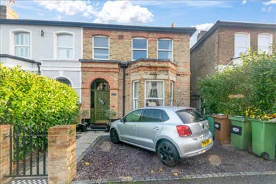 Quiet bedsit room w/ private access in Wallington Main Photo