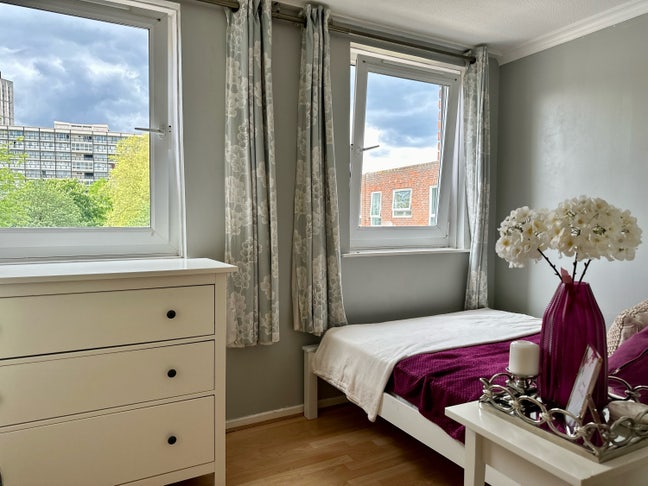 Beautiful Double Room-12 mins walk to Canary Wharf Main Photo