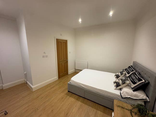 Quiet House - Ensuite - WD17 Main Photo