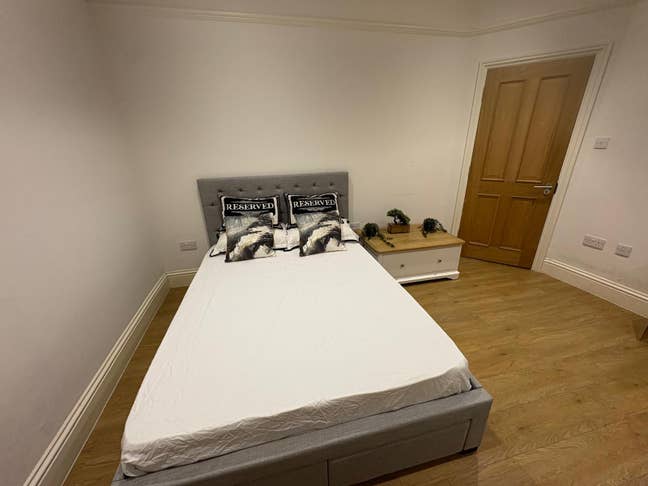 Quiet House - Ensuite - WD17 Main Photo