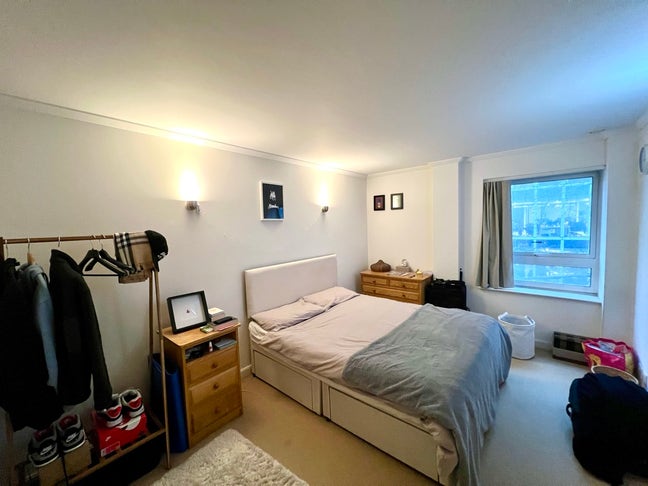 Spacious 3bd 2ba flat right next to tube stop Main Photo