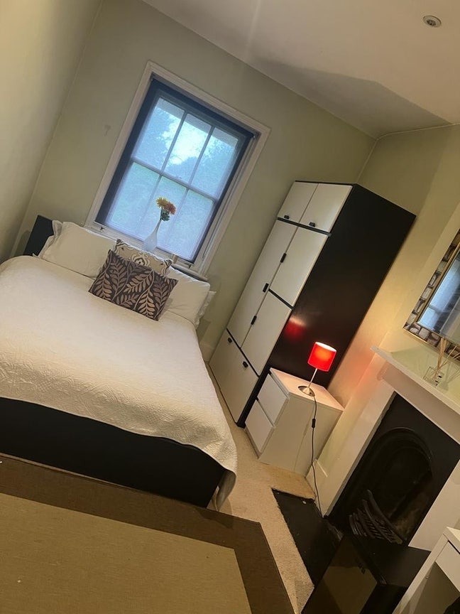 1 Double Bedroom in 6 Bedroom family house  Main Photo