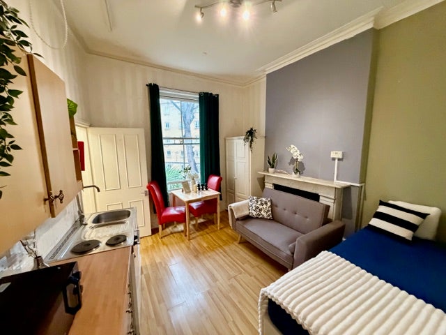 Self-Contained-large sinle studio West Kensington Main Photo