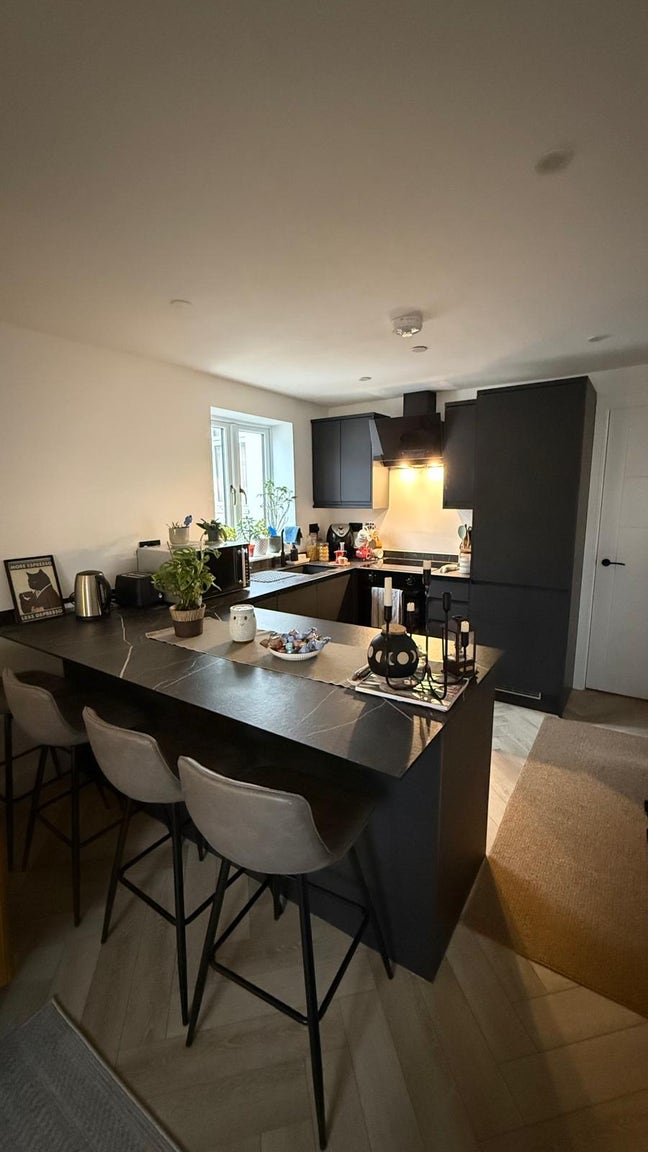 Charming 1-Bedroom Flat for Rent in the Heart of P Main Photo