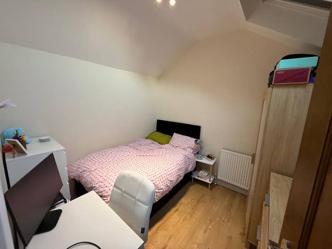 Two bedroom apartment/room available close to JR Main Photo