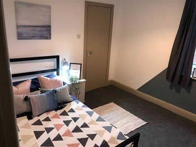 Modern Double Room with Ensuite Main Photo