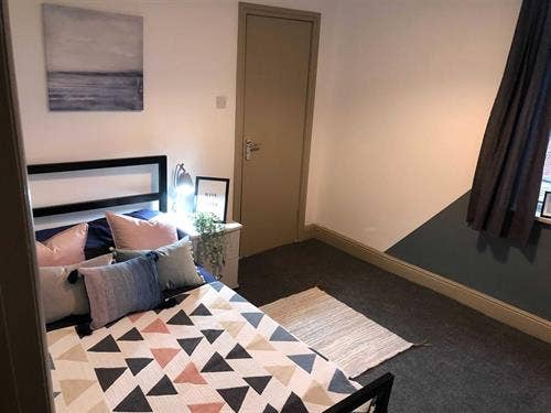 Modern Double Room with Ensuite Main Photo