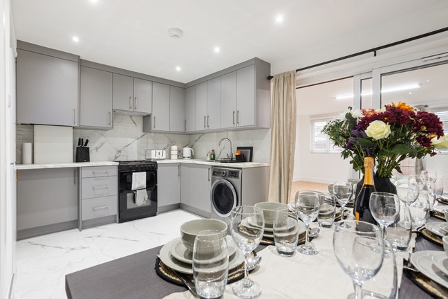 Newly Refurbed 6 bed House- Heathrow Free Parking Main Photo