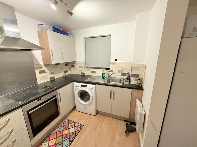 One room in a 2 bedroom flat share available Main Photo