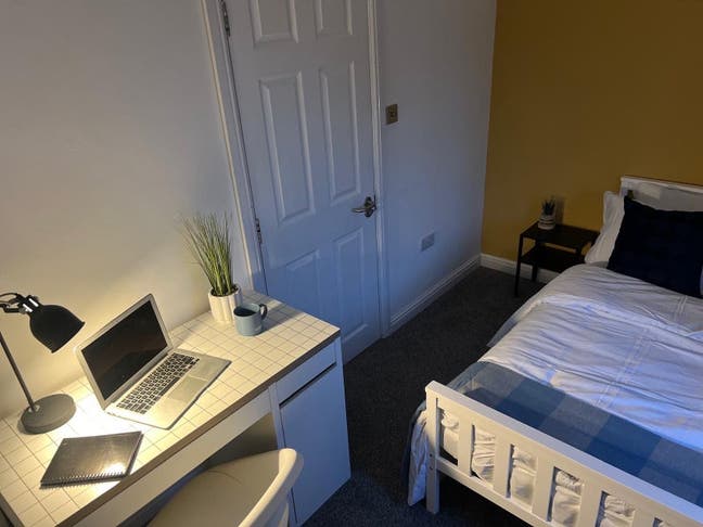 Small double room to rent  Main Photo