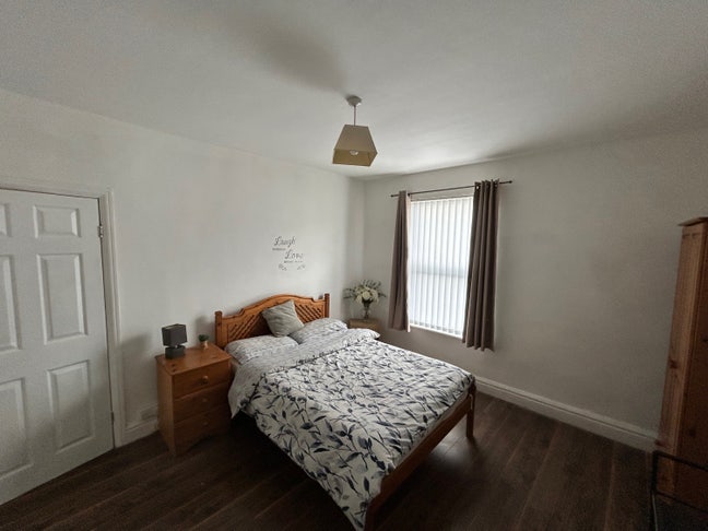 Large double room, professional quiet house share Main Photo