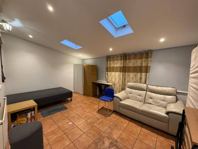 Sharing Rooms Main Photo