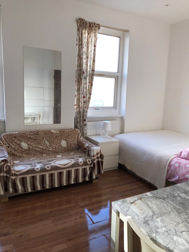 *Lovely Studio in Kilburn High Road  Main Photo