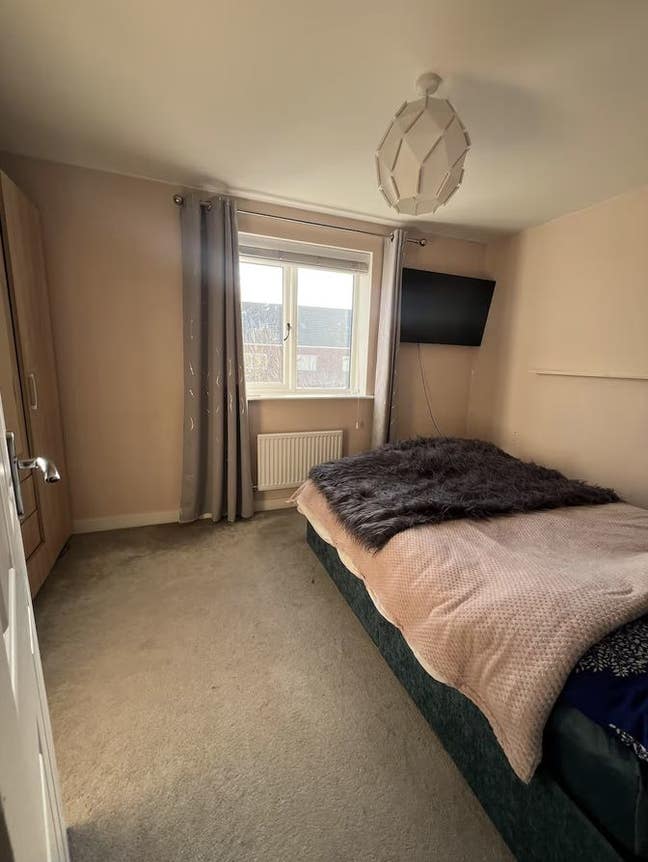 Peaceful Double Room in Clean, Modern Home Main Photo