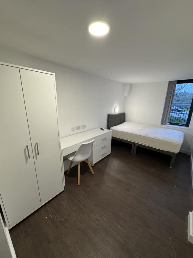 Room for rent. Double bed and en suite Main Photo