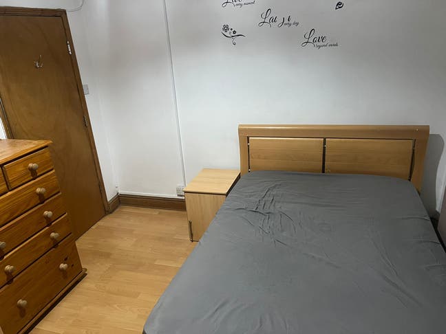 Room Let - bills inc- ilford  Main Photo