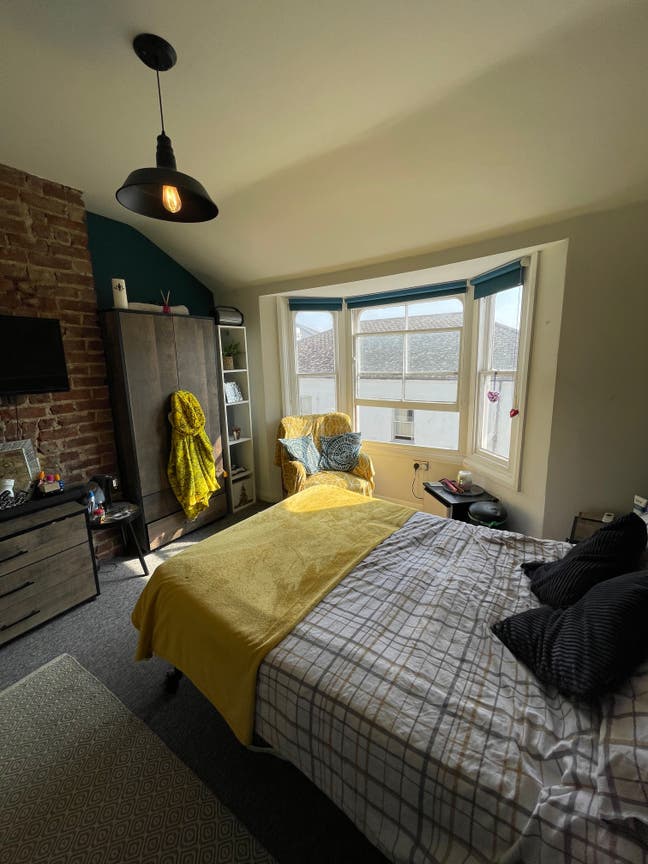 West Buildings - Ensuite Double Main Photo