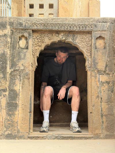 Friendly Creative Couple Looking for a Room (1 Mon Main Photo