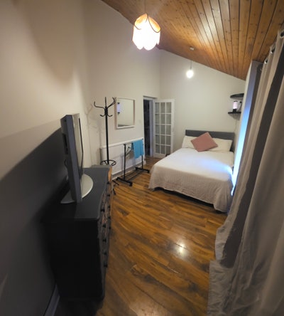 Bright Double Room with High Ceiling & Wooden Floo Main Photo