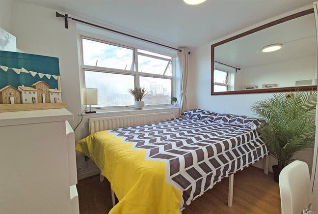 Small Double Room by Commercial Rd Main Photo