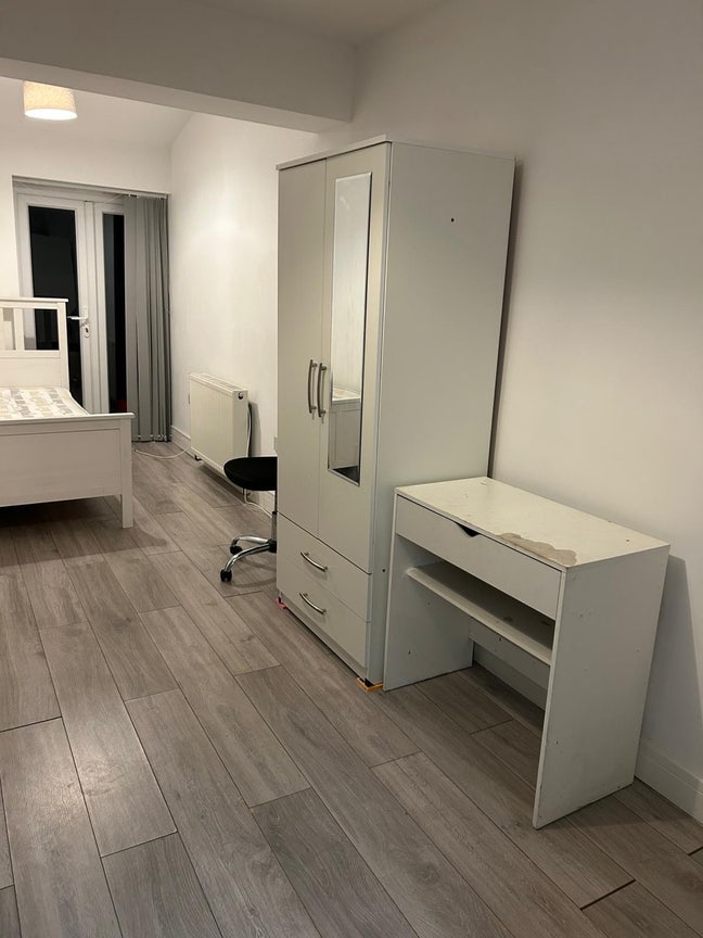 Single bed  bedsit  Main Photo