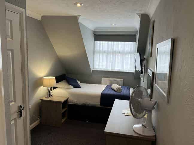NIce Single Room Available Close to Gatwick Airpor Main Photo
