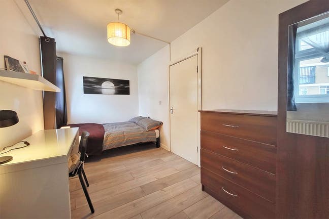 Large Double Room by Stepney Green Park Main Photo