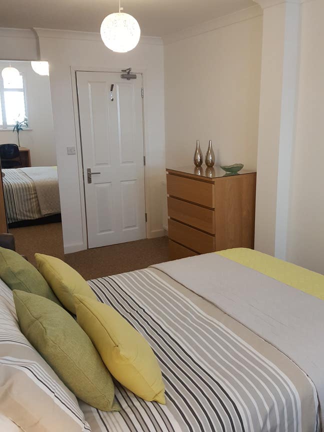  1 double ensuite room, parking, MPH 10min walk Main Photo