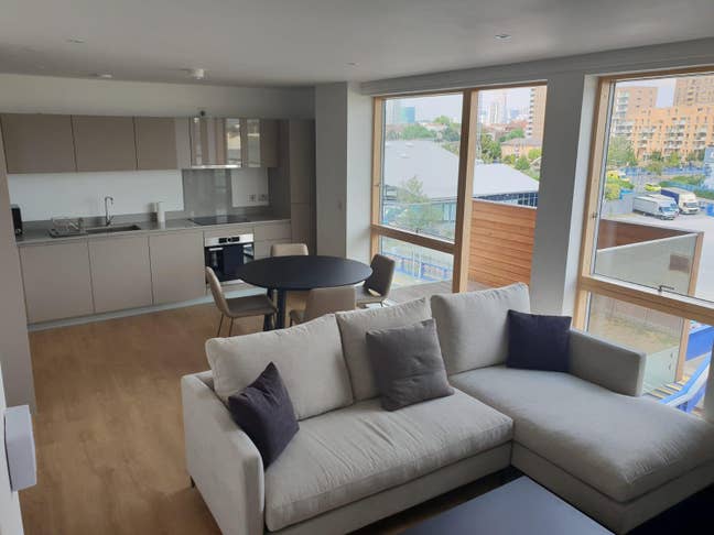 🌇 Bright Modern 2-Bed in Bow / Devons Road DLR Main Photo