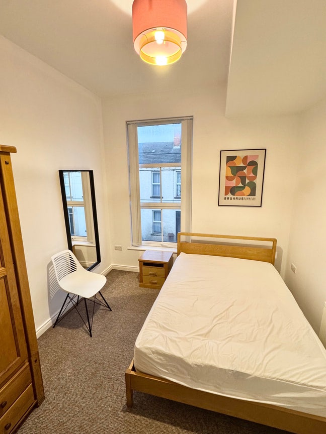 Large double room with private shower & toilet Main Photo