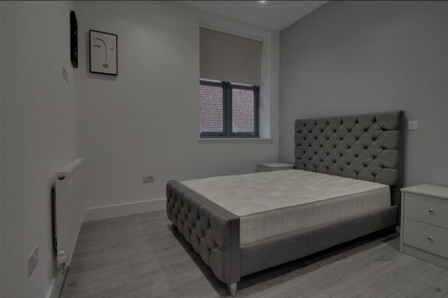 En-suite double room in luxury 3-bed home  Main Photo