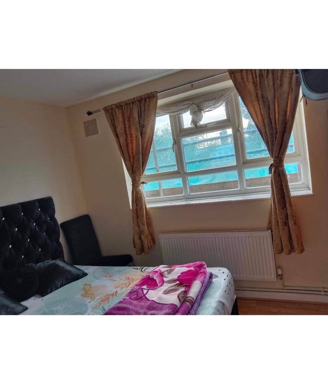 Single and double room available to let  Main Photo