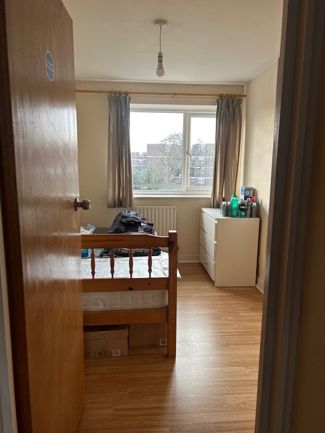 Bright Single Room 5 mins to Surbiton Stn Main Photo