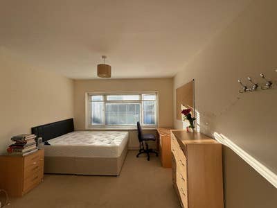 🏡Replacement for a Room in Egham ASAP! Main Photo