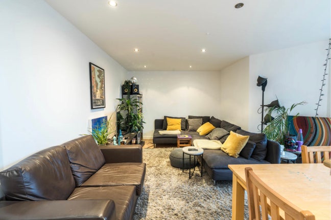 En-suite room in sociable 3-bed flat E1 Main Photo