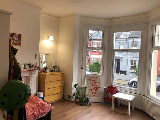 Large Double Room available in Hackney House Main Photo