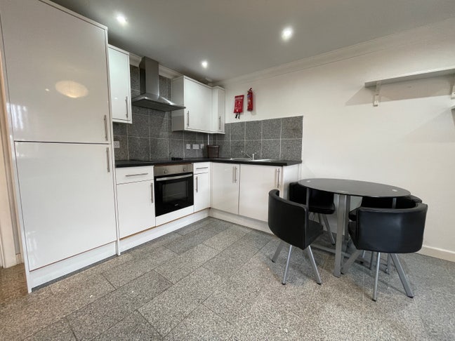 Lovely double room in 2 bed flat- Roath, Cardiff Main Photo