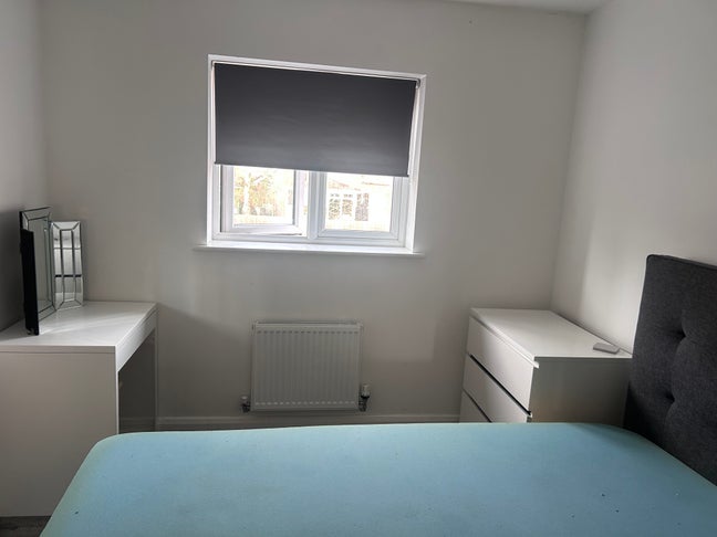 XL room with king bed Furnished newbuild empty now Main Photo