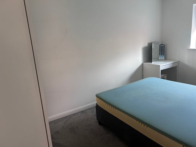 XL room with king bed Furnished newbuild empty now Main Photo