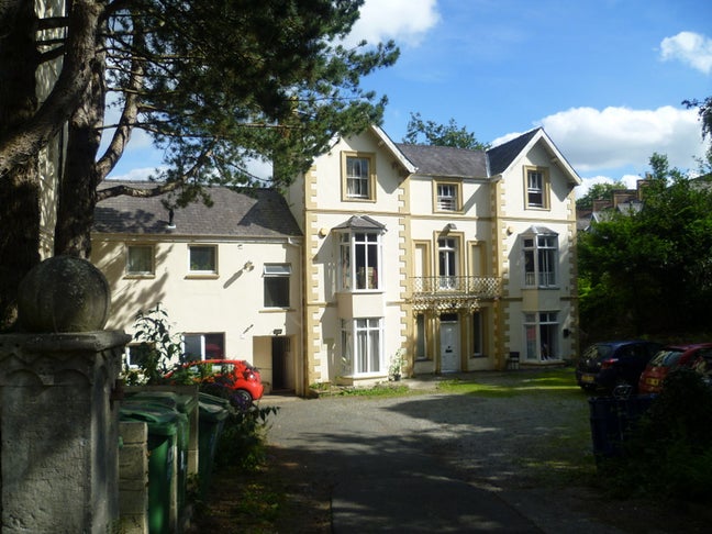 2 Bedroom Student Apartment Main Photo