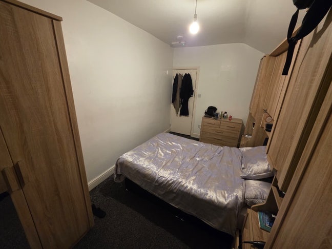 5 Beds 2 Bathrooms - House Main Photo