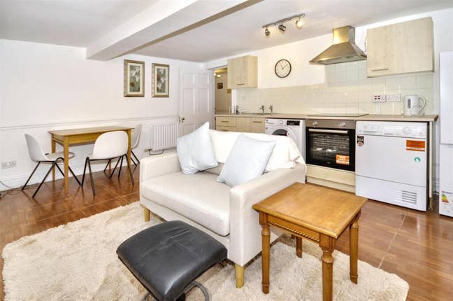 Immaculate Furnished Room near Town and Station Main Photo