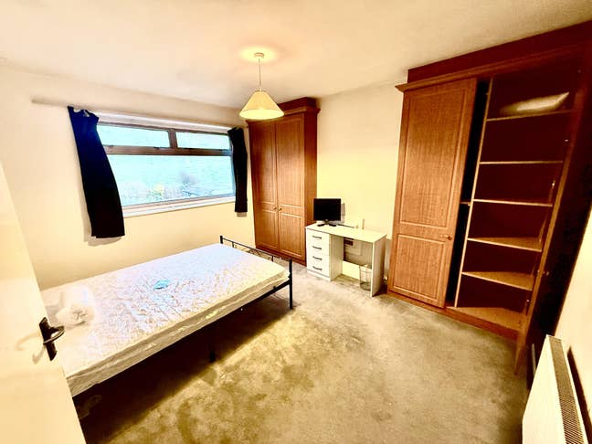 Extremely large double room in shared house Main Photo