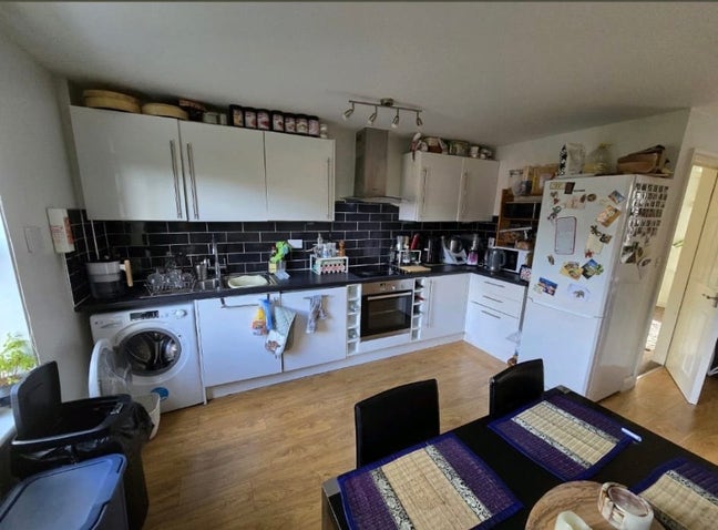 En-suite Room in Kirkstall with 2 other people  Main Photo