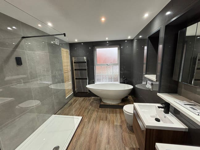 3 En-Suite Rooms Available – Boston Main Photo