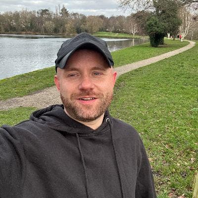 Gay Professional looking for double room Main Photo