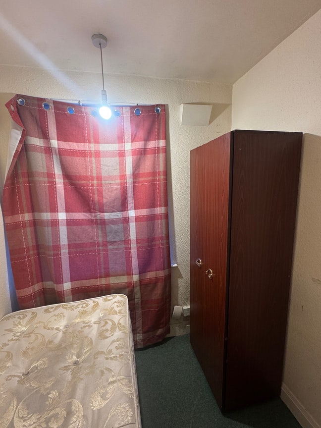 Box room available Muslim people  Main Photo