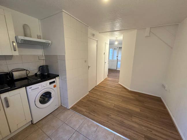 Cosy 1 bed flat with a front garden in London E9. Main Photo