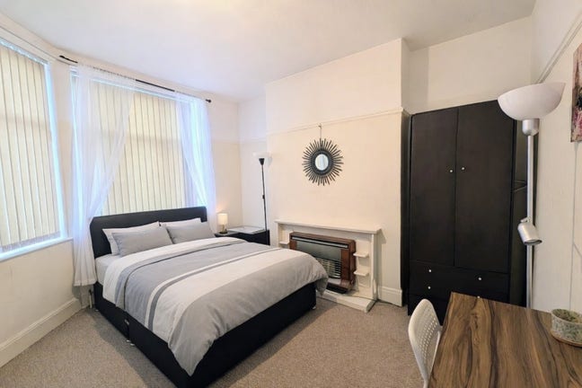 ✨ Safe & Convenient Location ✨ Large double room Main Photo